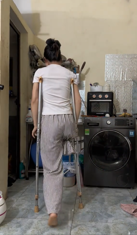 Cuộc sống trong phòng trọ 18m2 ở Hà Nội của đôi vợ chồng mỗi người có 1 chân- Ảnh 4. Cuộc sống trong phòng trọ 18m2 ở Hà Nội của đôi vợ chồng mỗi người có 1 chân- Ảnh 4.