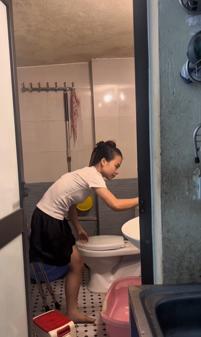 Cuộc sống trong phòng trọ 18m2 ở Hà Nội của đôi vợ chồng mỗi người có 1 chân- Ảnh 3. Cuộc sống trong phòng trọ 18m2 ở Hà Nội của đôi vợ chồng mỗi người có 1 chân- Ảnh 3.