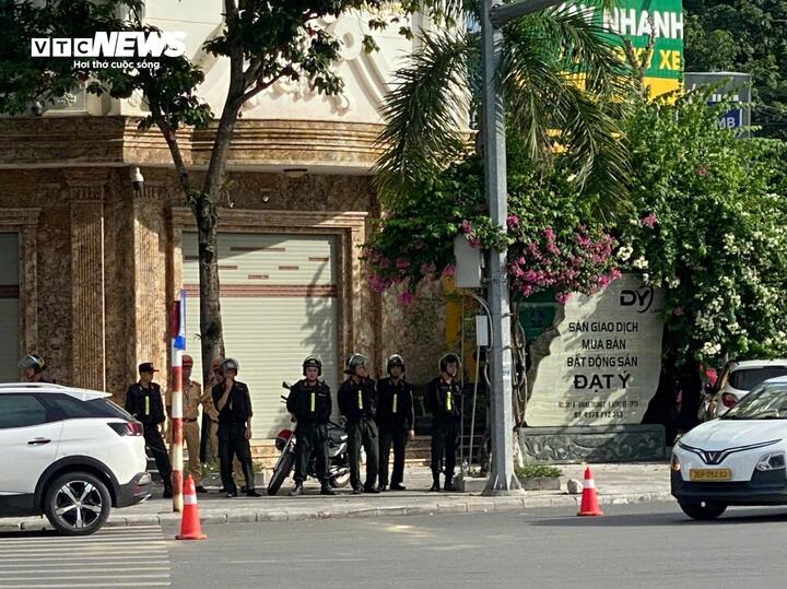 Công an Thanh Hoá khám xét căn biệt thự của trùm giang hồ Ý 'ẻng'- Ảnh 3. Công an Thanh Hoá khám xét căn biệt thự của trùm giang hồ Ý 'ẻng'- Ảnh 3.