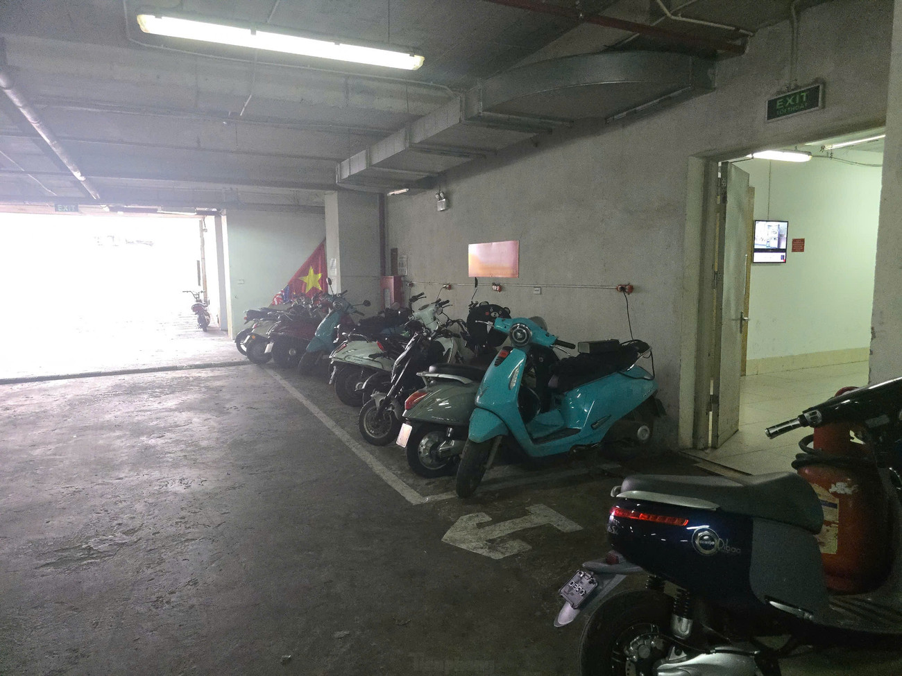 Tha thiết chuyển xe điện nhưng nhà trong ngõ, không chỗ gửi, sạc ở đâu?- Ảnh 4. Tha thiết chuyển xe điện nhưng nhà trong ngõ, không chỗ gửi, sạc ở đâu?- Ảnh 4.