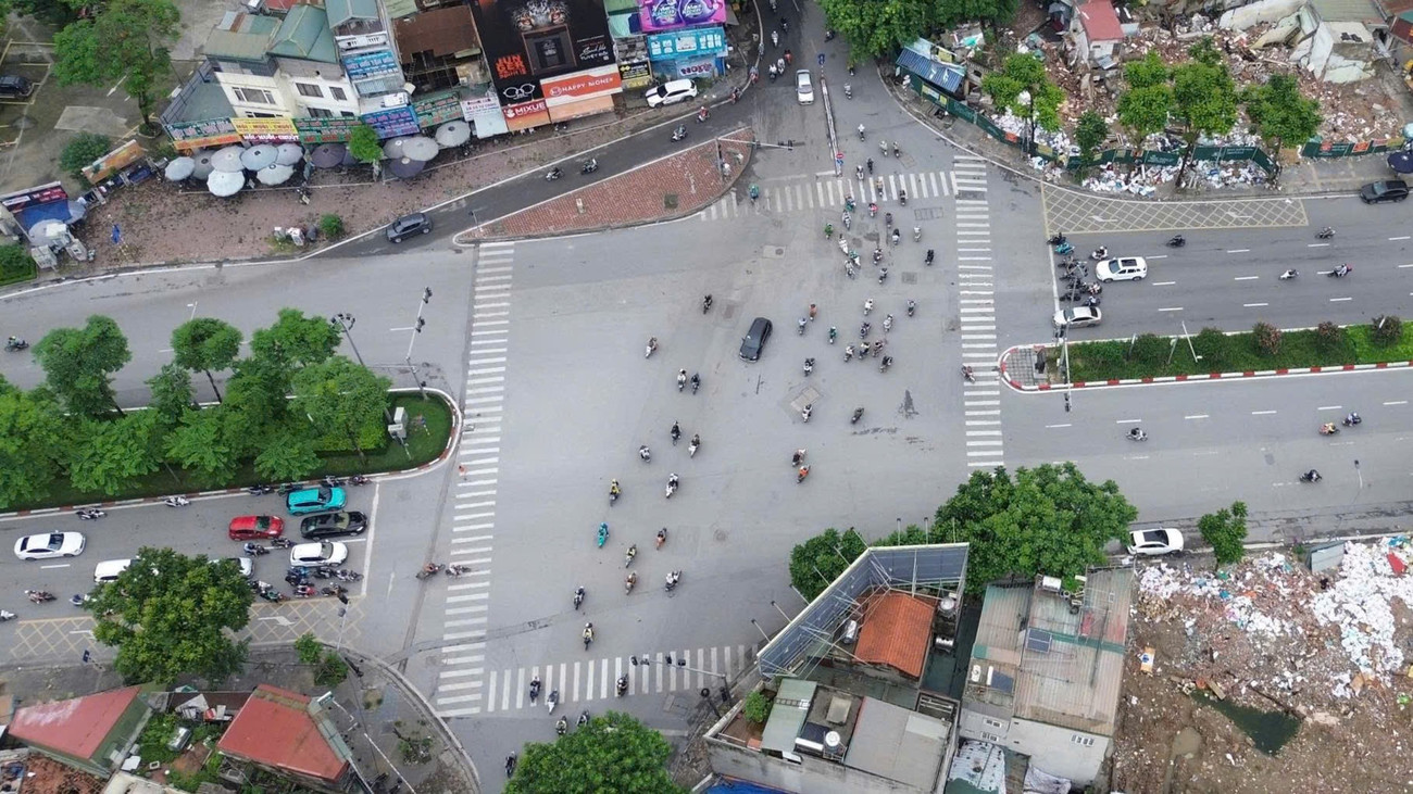Hiện trạng giao thông vành đai 1 Hà Nội sắp cấm xe máy chạy xăng- Ảnh 11. Hiện trạng giao thông vành đai 1 Hà Nội sắp cấm xe máy chạy xăng- Ảnh 11.
