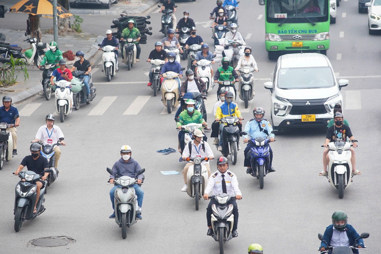 Hiện trạng giao thông vành đai 1 Hà Nội sắp cấm xe máy chạy xăng- Ảnh 12. Hiện trạng giao thông vành đai 1 Hà Nội sắp cấm xe máy chạy xăng- Ảnh 12.