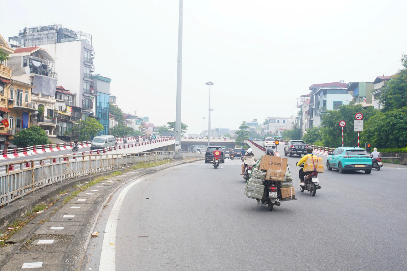 Hiện trạng giao thông vành đai 1 Hà Nội sắp cấm xe máy chạy xăng- Ảnh 3. Hiện trạng giao thông vành đai 1 Hà Nội sắp cấm xe máy chạy xăng- Ảnh 3.