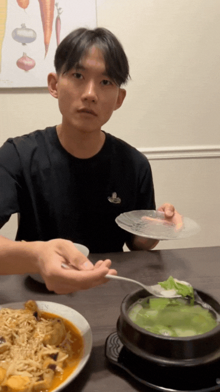 Khách Hàn Quốc có biểu cảm cực “khó hiểu” khi ăn món canh bình dân của Việt Nam- Ảnh 4. Khách Hàn Quốc có biểu cảm cực “khó hiểu” khi ăn món canh bình dân của Việt Nam- Ảnh 4.