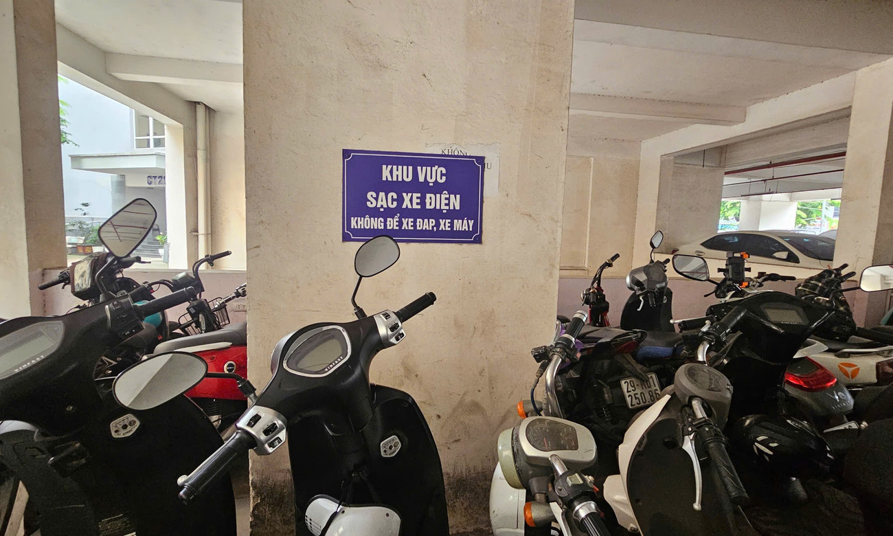 Hà Nội cấm xe máy xăng từ vành đai 1: Dân chung cư sạc xe điện ở đâu?- Ảnh 1. Hà Nội cấm xe máy xăng từ vành đai 1: Dân chung cư sạc xe điện ở đâu?- Ảnh 1.