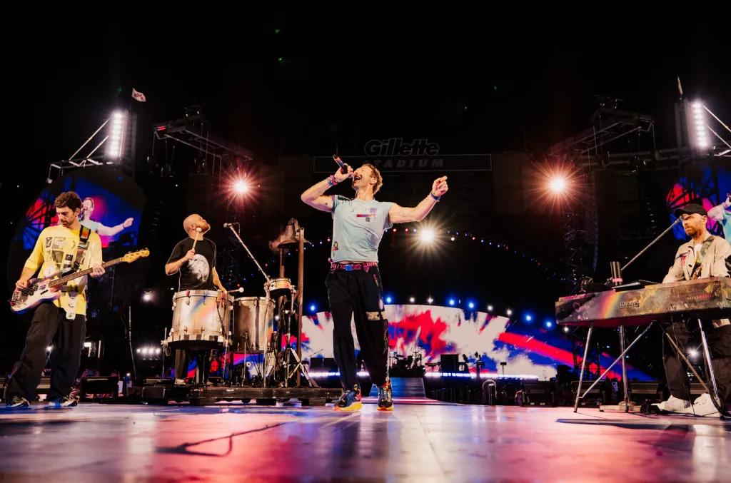 Chấn động MXH: CEO công ty tỷ đô ngoại tình với nhân viên, bị bắt quả tang ngay tại concert Coldplay!- Ảnh 1. Chấn động MXH: CEO công ty tỷ đô ngoại tình với nhân viên, bị bắt quả tang ngay tại concert Coldplay!- Ảnh 1.