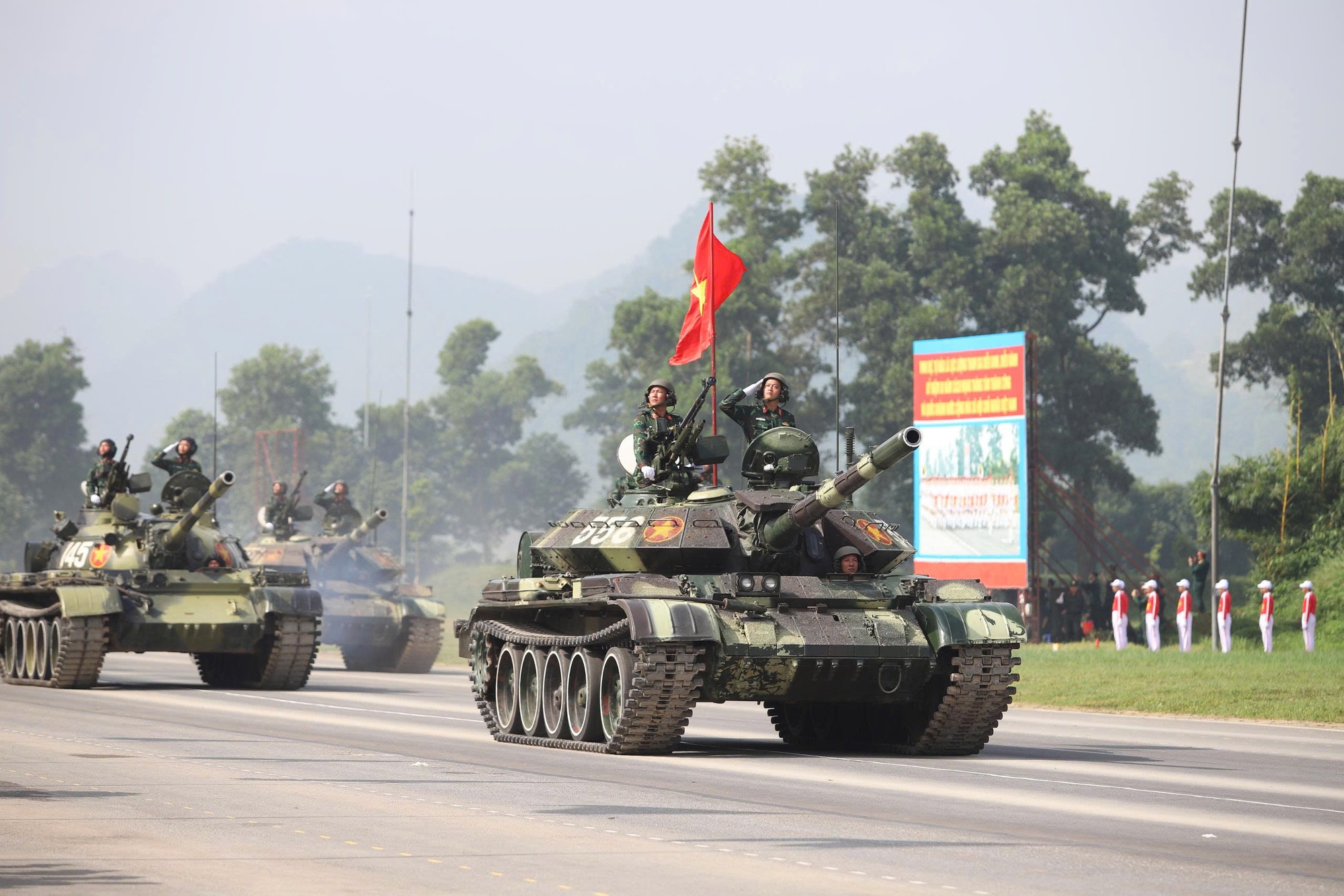 Ngắm xe tăng, tên lửa hợp luyện chuẩn bị cho diễu binh đại lễ 2-9- Ảnh 1.