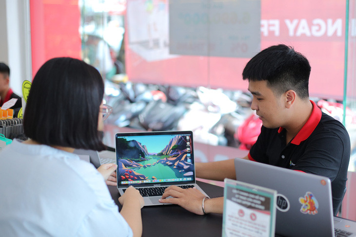 Một nhà bán lẻ 'chơi lớn', giảm tối đa 8 triệu cho tân sinh viên mua laptop mùa tựu trường năm nay- Ảnh 1. Một nhà bán lẻ 'chơi lớn', giảm tối đa 8 triệu cho tân sinh viên mua laptop mùa tựu trường năm nay- Ảnh 1.