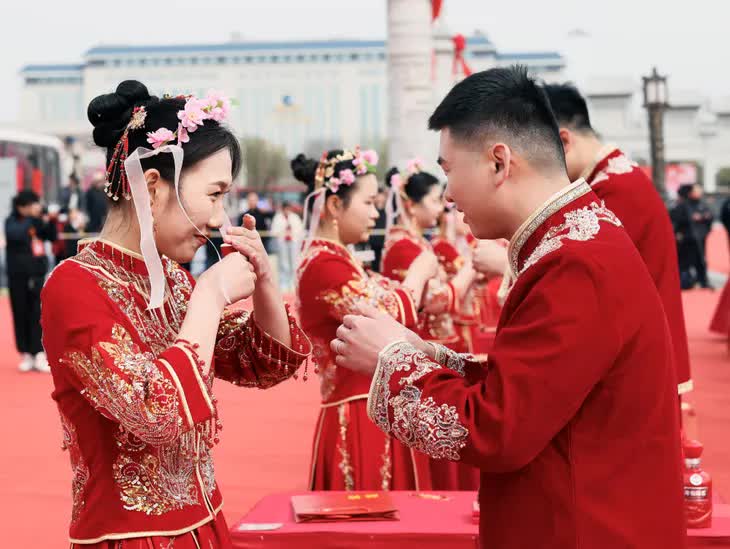 Tỉnh ở Trung Quốc cho phép vợ chồng mới cưới nghỉ 15 ngày- Ảnh 1. Tỉnh ở Trung Quốc cho phép vợ chồng mới cưới nghỉ 15 ngày- Ảnh 1.