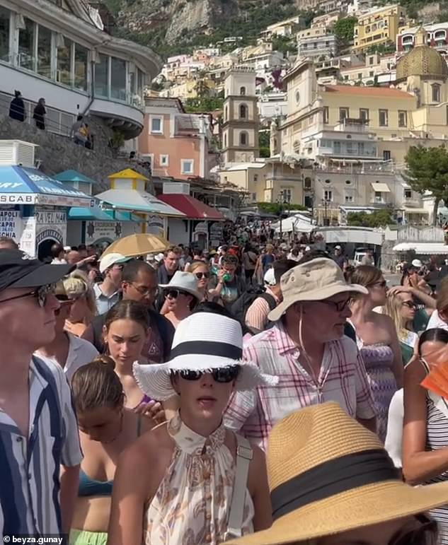 Thiên đường du lịch châu Âu hoá "địa ngục" vì quá tải: Du khách vỡ mộng khi nghẹt thở chen chúc, dân bản địa bức xúc biểu tình- Ảnh 5.