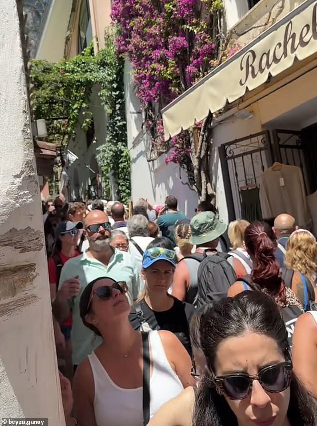 Thiên đường du lịch châu Âu hoá "địa ngục" vì quá tải: Du khách vỡ mộng khi nghẹt thở chen chúc, dân bản địa bức xúc biểu tình- Ảnh 1.