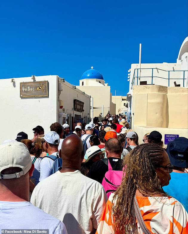 Thiên đường du lịch châu Âu hoá "địa ngục" vì quá tải: Du khách vỡ mộng khi nghẹt thở chen chúc, dân bản địa bức xúc biểu tình- Ảnh 7.