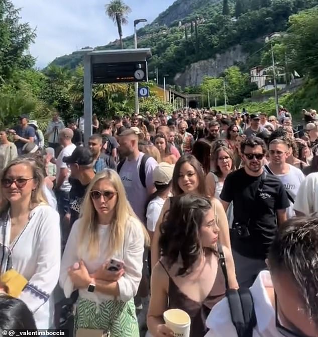 Thiên đường du lịch châu Âu hoá "địa ngục" vì quá tải: Du khách vỡ mộng khi nghẹt thở chen chúc, dân bản địa bức xúc biểu tình- Ảnh 2.