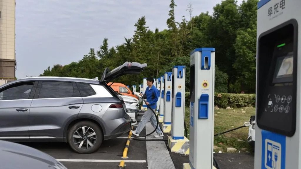 “Tôi chạy xe điện vì nghèo”: Chỉ 1 câu nói đã lý giải vì sao Trung Quốc đi trước nhân loại những 10 năm- Ảnh 4. “Tôi chạy xe điện vì nghèo”: Chỉ 1 câu nói đã lý giải vì sao Trung Quốc đi trước nhân loại những 10 năm- Ảnh 4.