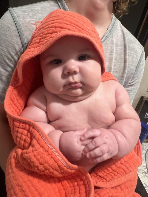 Bị chỉ trích nặng nề chỉ vì nuôi con 4 tháng nặng 10,2kg: Người mẹ khẳng định chắc nịch 1 điều- Ảnh 1.