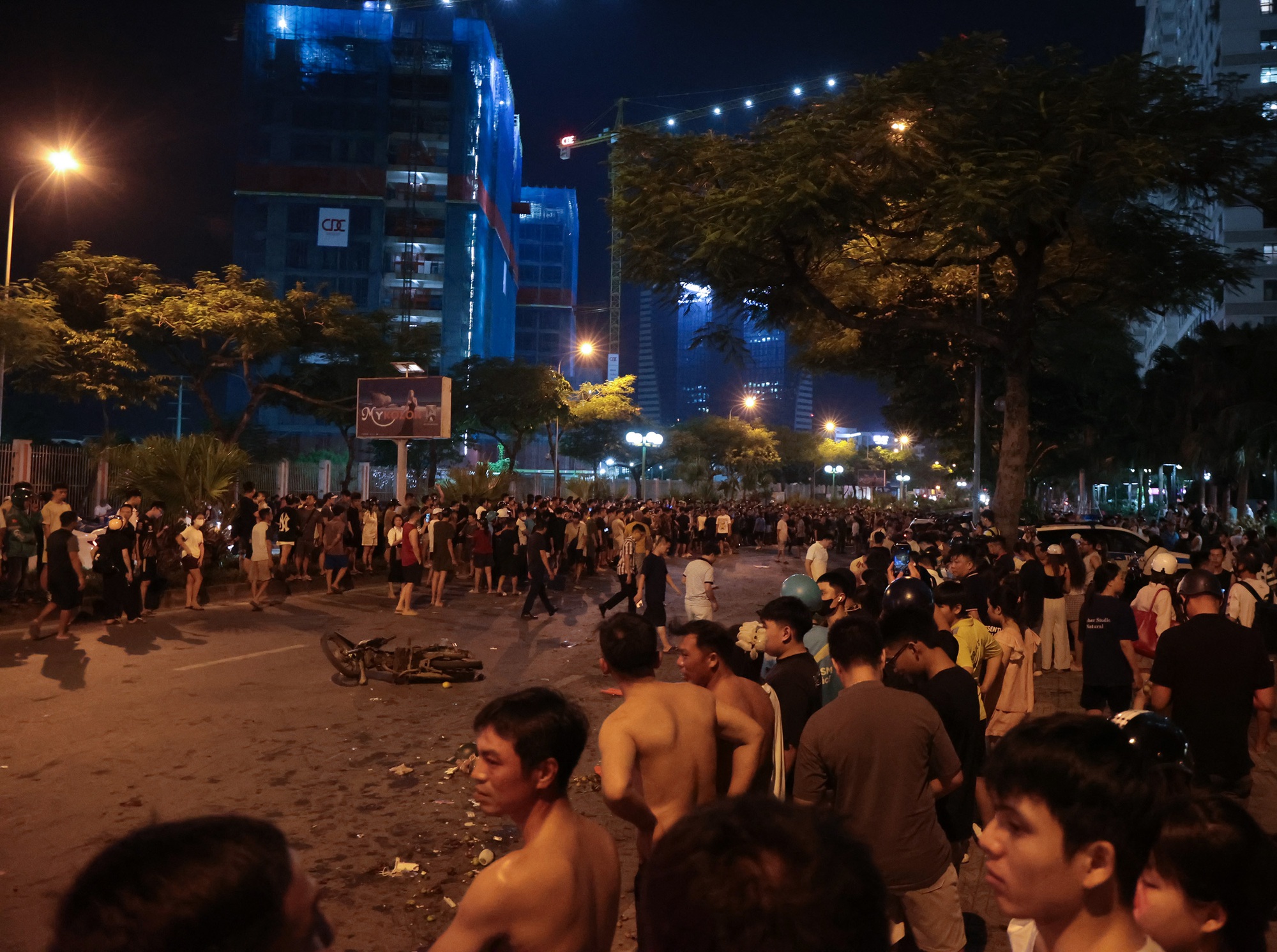 Người dân thất thần kể lại vụ ô tô tông liên hoàn ở Hà Nội: “Tiếng va chạm kinh khủng lắm, kêu rẹt rẹt rẹt rồi ầm một cái”- Ảnh 1. Người dân thất thần kể lại vụ ô tô tông liên hoàn ở Hà Nội: “Tiếng va chạm kinh khủng lắm, kêu rẹt rẹt rẹt rồi ầm một cái”- Ảnh 1.