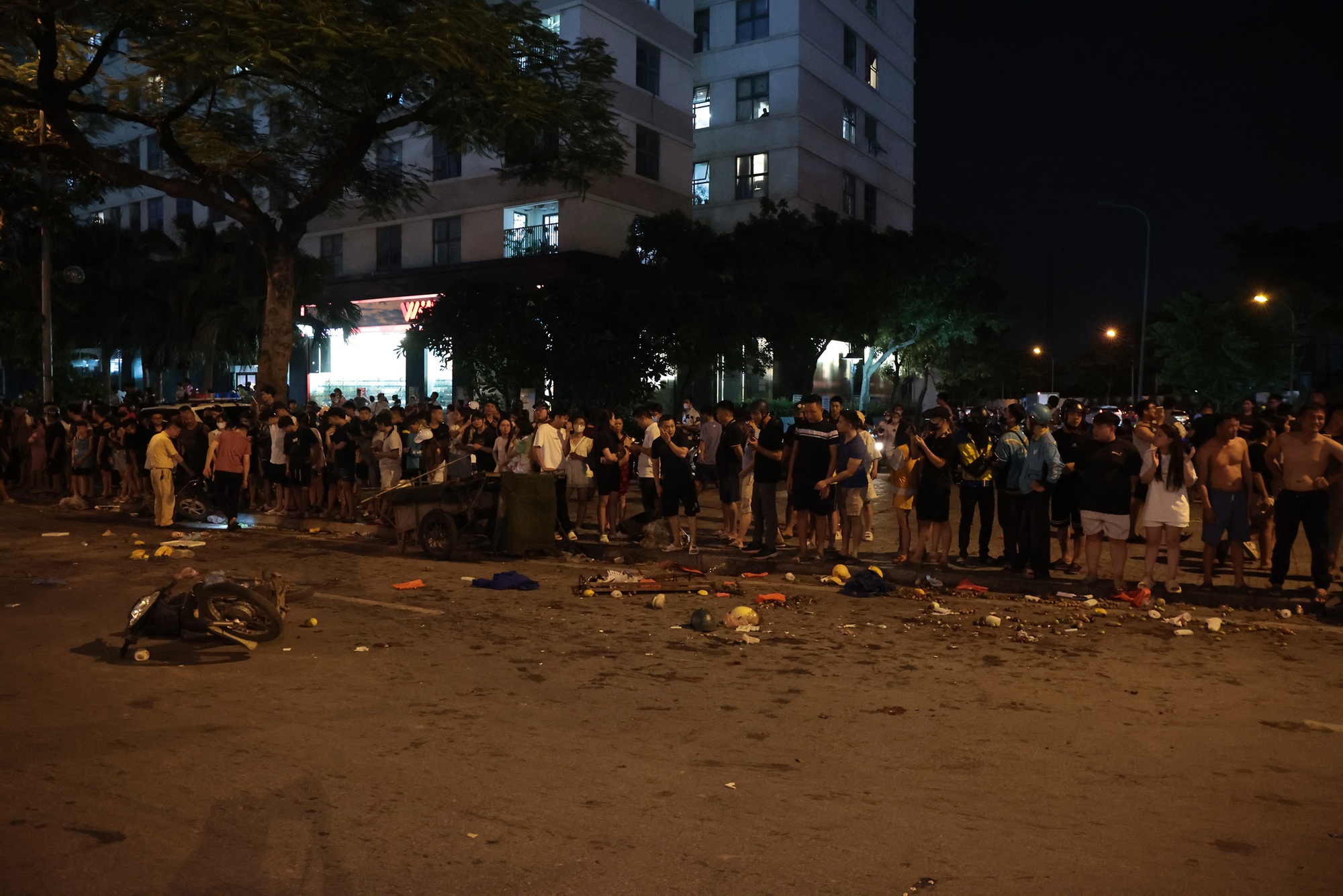 Người dân thất thần kể lại vụ ô tô tông liên hoàn ở Hà Nội: “Tiếng va chạm kinh khủng lắm, kêu rẹt rẹt rẹt rồi ầm một cái”- Ảnh 6. Người dân thất thần kể lại vụ ô tô tông liên hoàn ở Hà Nội: “Tiếng va chạm kinh khủng lắm, kêu rẹt rẹt rẹt rồi ầm một cái”- Ảnh 6.