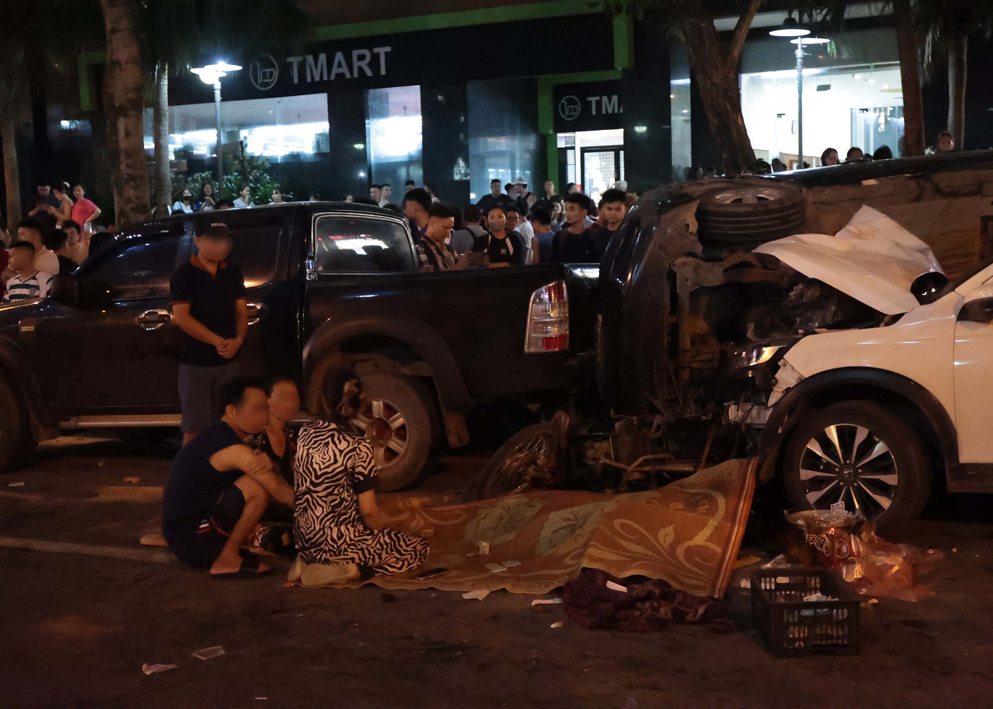 Người dân thất thần kể lại vụ ô tô tông liên hoàn ở Hà Nội: “Tiếng va chạm kinh khủng lắm, kêu rẹt rẹt rẹt rồi ầm một cái”- Ảnh 2. Người dân thất thần kể lại vụ ô tô tông liên hoàn ở Hà Nội: “Tiếng va chạm kinh khủng lắm, kêu rẹt rẹt rẹt rồi ầm một cái”- Ảnh 2.