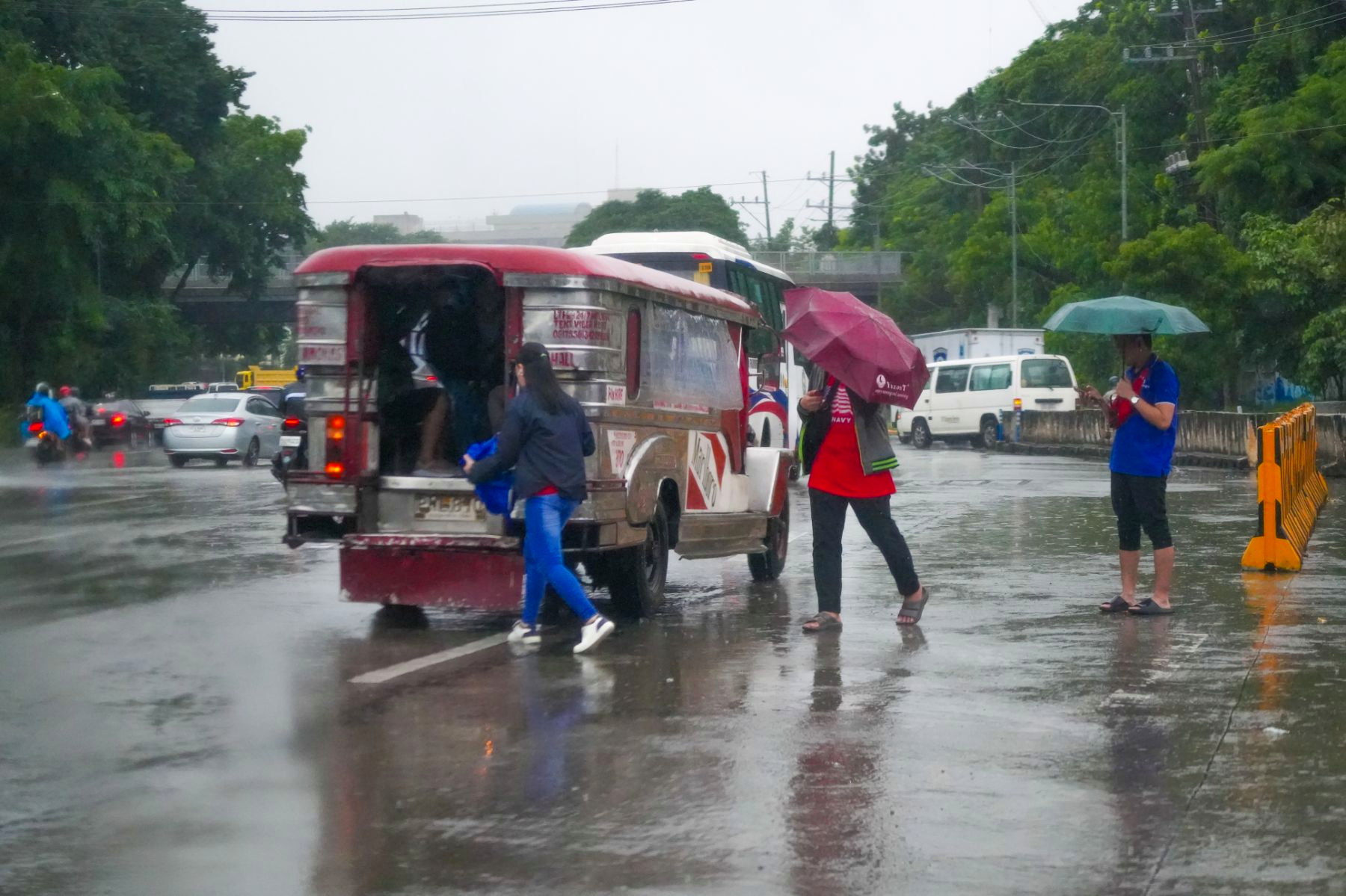 Áp thấp nhiệt đới gần Biển Đông sắp thành bão lớn, đường đi rất giống Yagi, có thể đi qua miền Bắc Việt Nam- Ảnh 2.