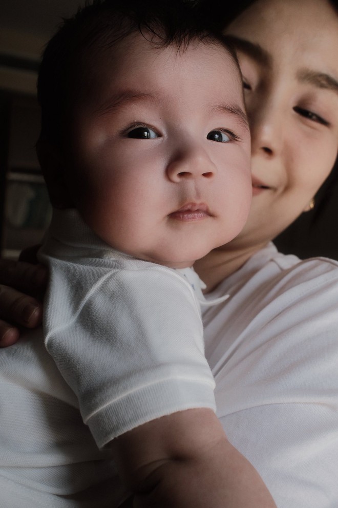 Mai Ngọc khoe ảnh căng đét của quý tử gần 3 tháng tuổi, ai cũng xuýt xoa: “Panda giống bố như đúc"- Ảnh 4. Mai Ngọc khoe ảnh căng đét của quý tử gần 3 tháng tuổi, ai cũng xuýt xoa: “Panda giống bố như đúc"- Ảnh 4.