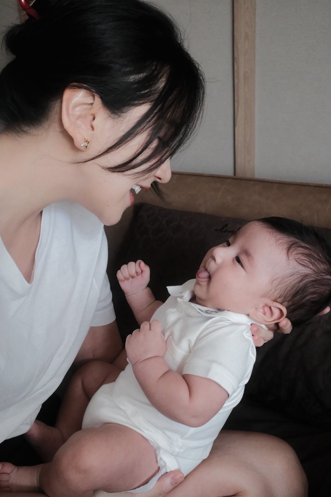 Mai Ngọc khoe ảnh căng đét của quý tử gần 3 tháng tuổi, ai cũng xuýt xoa: “Panda giống bố như đúc"- Ảnh 3. Mai Ngọc khoe ảnh căng đét của quý tử gần 3 tháng tuổi, ai cũng xuýt xoa: “Panda giống bố như đúc"- Ảnh 3.