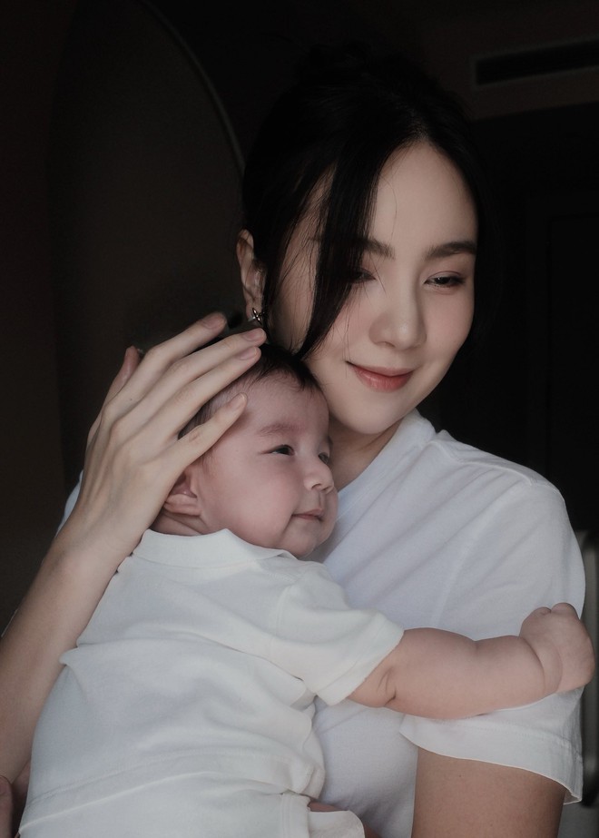 Mai Ngọc khoe ảnh căng đét của quý tử gần 3 tháng tuổi, ai cũng xuýt xoa: “Panda giống bố như đúc"- Ảnh 1. Mai Ngọc khoe ảnh căng đét của quý tử gần 3 tháng tuổi, ai cũng xuýt xoa: “Panda giống bố như đúc"- Ảnh 1.