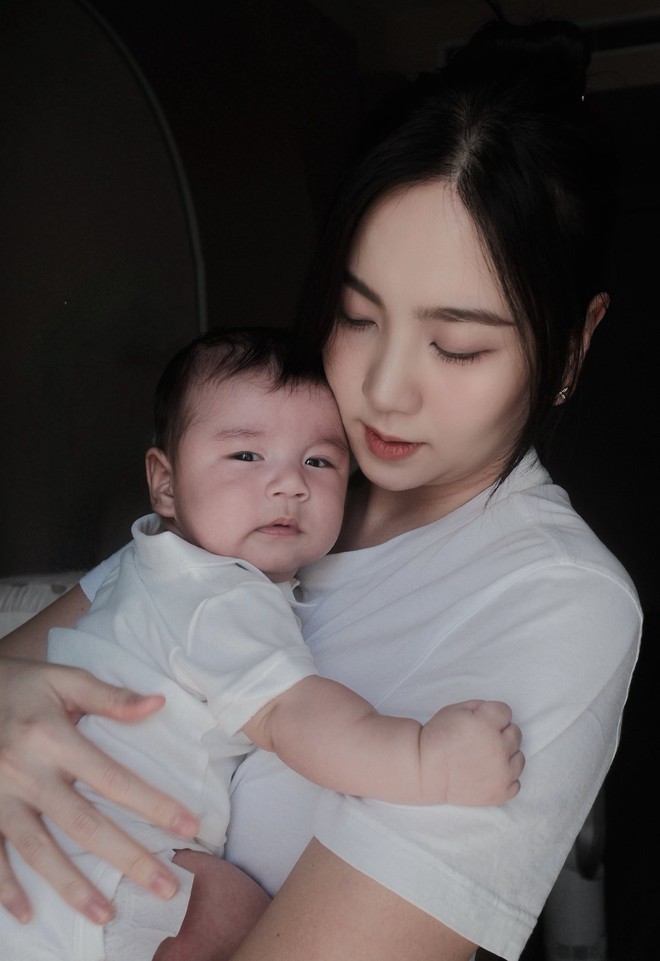 Mai Ngọc khoe ảnh căng đét của quý tử gần 3 tháng tuổi, ai cũng xuýt xoa: “Panda giống bố như đúc"- Ảnh 2. Mai Ngọc khoe ảnh căng đét của quý tử gần 3 tháng tuổi, ai cũng xuýt xoa: “Panda giống bố như đúc"- Ảnh 2.