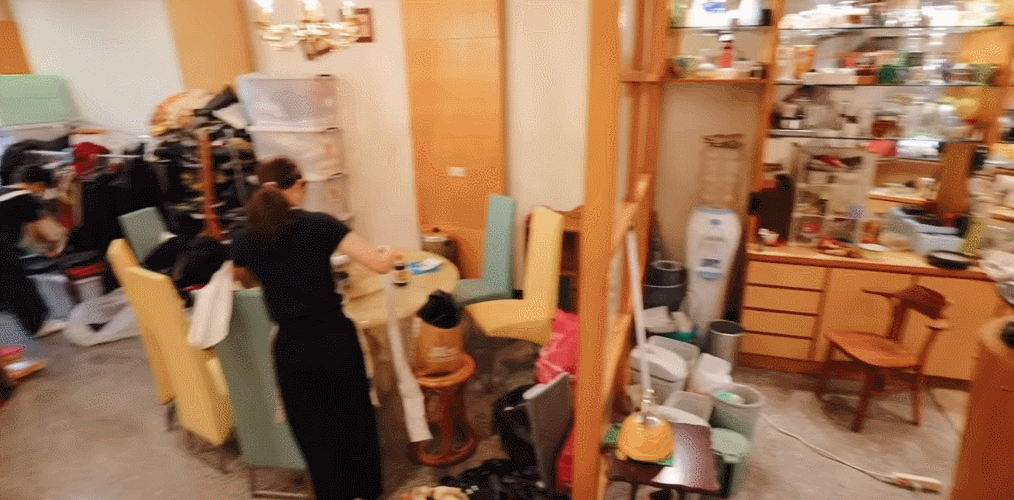 Chi 1 tỷ đồng thuê 12 người dọn nhà nhưng vẫn không xong: Ngôi nhà lộn xộn đến mức khiến ai cũng sốc- Ảnh 4.