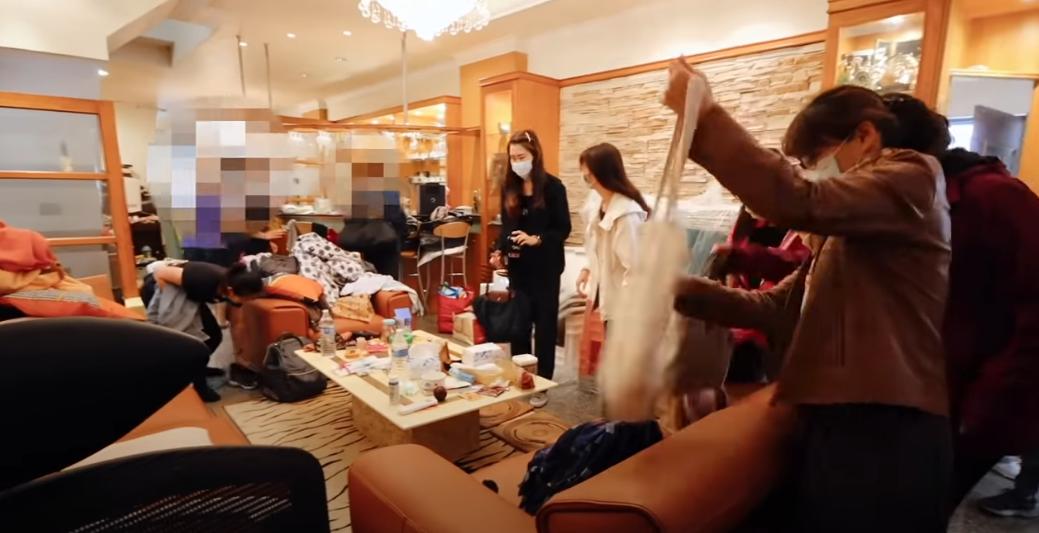 Chi 1 tỷ đồng thuê 12 người dọn nhà nhưng vẫn không xong: Ngôi nhà lộn xộn đến mức khiến ai cũng sốc- Ảnh 1.