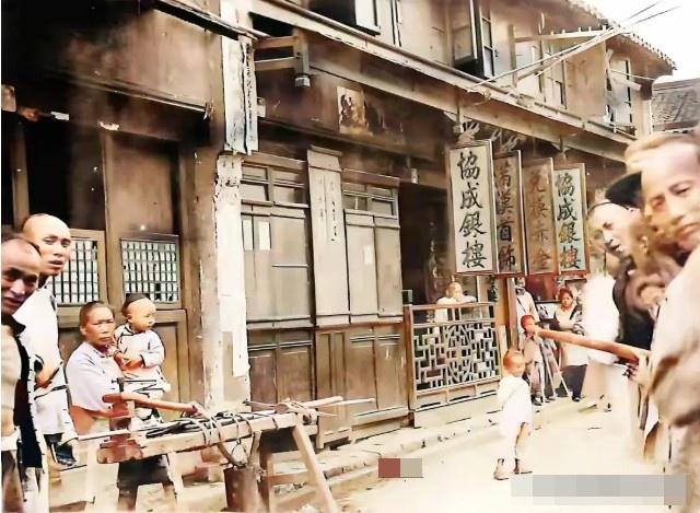 9 bức ảnh hiếm cuối thời nhà Thanh: Người phụ nữ có hành động táo bạo, cư dân mạng thấy khác hẳn phim ảnh- Ảnh 3. 9 bức ảnh hiếm cuối thời nhà Thanh: Người phụ nữ có hành động táo bạo, cư dân mạng thấy khác hẳn phim ảnh- Ảnh 3.