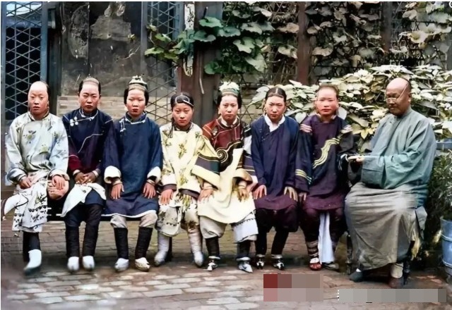 9 bức ảnh hiếm cuối thời nhà Thanh: Người phụ nữ có hành động táo bạo, cư dân mạng thấy khác hẳn phim ảnh- Ảnh 9. 9 bức ảnh hiếm cuối thời nhà Thanh: Người phụ nữ có hành động táo bạo, cư dân mạng thấy khác hẳn phim ảnh- Ảnh 9.