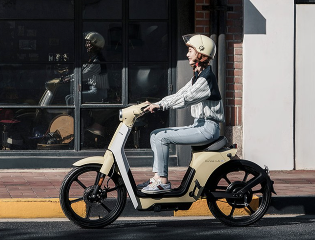 Honda bán xe Cub hơn 80 triệu, bản chạy điện chỉ hơn 20 triệu đã về: Dáng đẹp lạ, chỉ có thể đi một mình- Ảnh 4. Honda bán xe Cub hơn 80 triệu, bản chạy điện chỉ hơn 20 triệu đã về: Dáng đẹp lạ, chỉ có thể đi một mình- Ảnh 4.