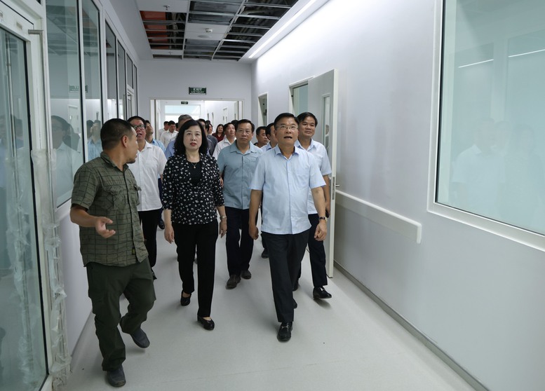 Chỉ đạo quan trọng từ Phó Thủ tướng về 2 dự án bệnh viện gần 10.000 tỷ đồng: "Chỉ thiếu 1 ống dẫn khí là không vận hành được"- Ảnh 1. Chỉ đạo quan trọng từ Phó Thủ tướng về 2 dự án bệnh viện gần 10.000 tỷ đồng: "Chỉ thiếu 1 ống dẫn khí là không vận hành được"- Ảnh 1.