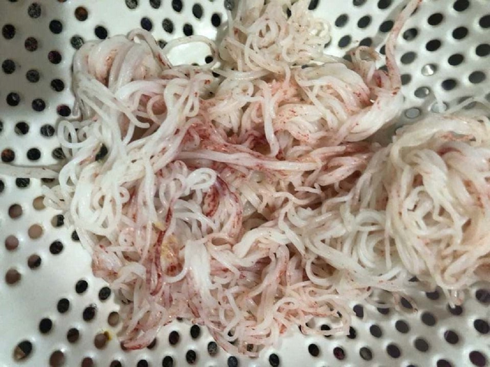 Bún chuyển sang màu đỏ sau vài giờ mua ở chợ Đà Nẵng: Bún chứa nấm men, nấm mốc- Ảnh 1. Bún chuyển sang màu đỏ sau vài giờ mua ở chợ Đà Nẵng: Bún chứa nấm men, nấm mốc- Ảnh 1.