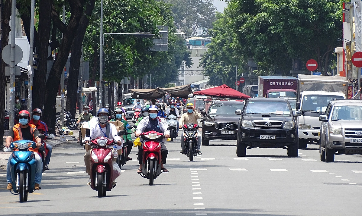 TP. HCM: Từ năm 2029, dự kiến CẤM HOÀN TOÀN xe máy xăng trong hoạt động giao hàng và xe ôm công nghệ- Ảnh 2. TP. HCM: Từ năm 2029, dự kiến CẤM HOÀN TOÀN xe máy xăng trong hoạt động giao hàng và xe ôm công nghệ- Ảnh 2.