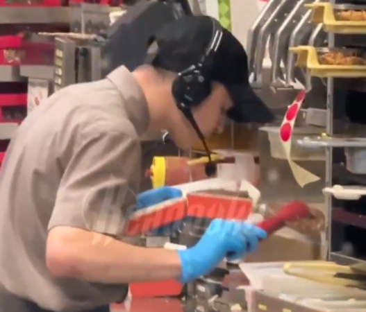 Nhân viên chuỗi cửa hàng đồ ăn nhanh nhổ nước bọt vào burger để phục vụ khách, nguyên nhân gây phẫn nộ- Ảnh 1.