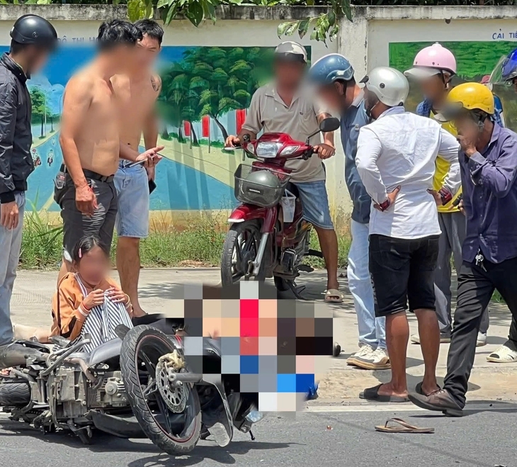 Lời kể xót xa vụ 2 vợ chồng tử vong khi chở con gái đi khám bệnh: Bé gái hoảng loạn nức nở nói "Ba mẹ con đừng có chuyện gì..."- Ảnh 1. Lời kể xót xa vụ 2 vợ chồng tử vong khi chở con gái đi khám bệnh: Bé gái hoảng loạn nức nở nói "Ba mẹ con đừng có chuyện gì..."- Ảnh 1.