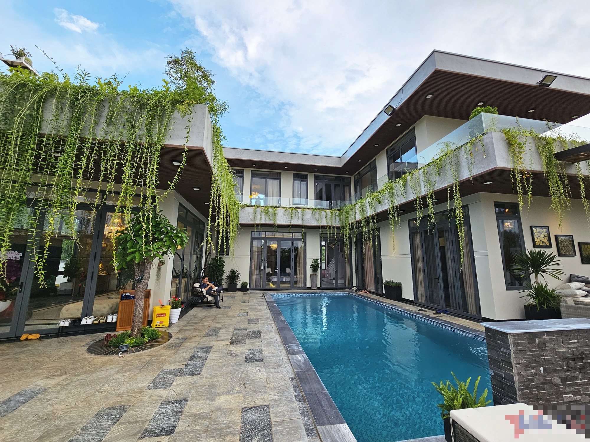 Nam ca sĩ chán ở villa 35 tỷ đồng liền xây nhà phố 5 tầng, 600m2 ở Thủ Đức để sống cùng vợ đẹp và 5 con- Ảnh 2. Nam ca sĩ chán ở villa 35 tỷ đồng liền xây nhà phố 5 tầng, 600m2 ở Thủ Đức để sống cùng vợ đẹp và 5 con- Ảnh 2.