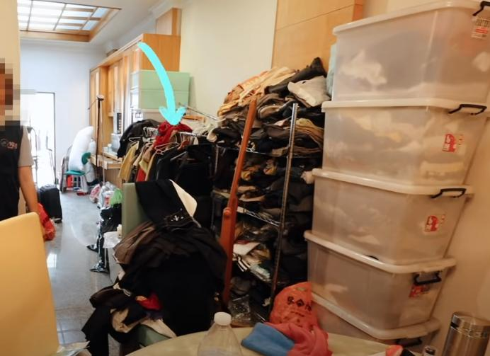 Chi 1 tỷ đồng thuê 12 người dọn nhà nhưng vẫn không xong: Ngôi nhà lộn xộn đến mức khiến ai cũng sốc- Ảnh 3.
