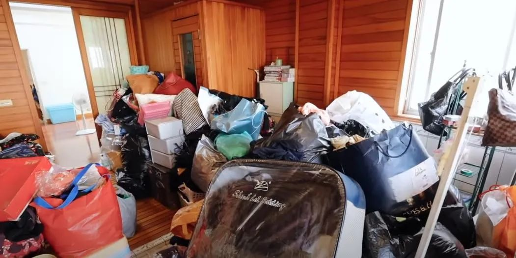 Chi 1 tỷ đồng thuê 12 người dọn nhà nhưng vẫn không xong: Ngôi nhà lộn xộn đến mức khiến ai cũng sốc- Ảnh 7.