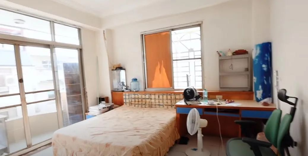 Chi 1 tỷ đồng thuê 12 người dọn nhà nhưng vẫn không xong: Ngôi nhà lộn xộn đến mức khiến ai cũng sốc- Ảnh 11.