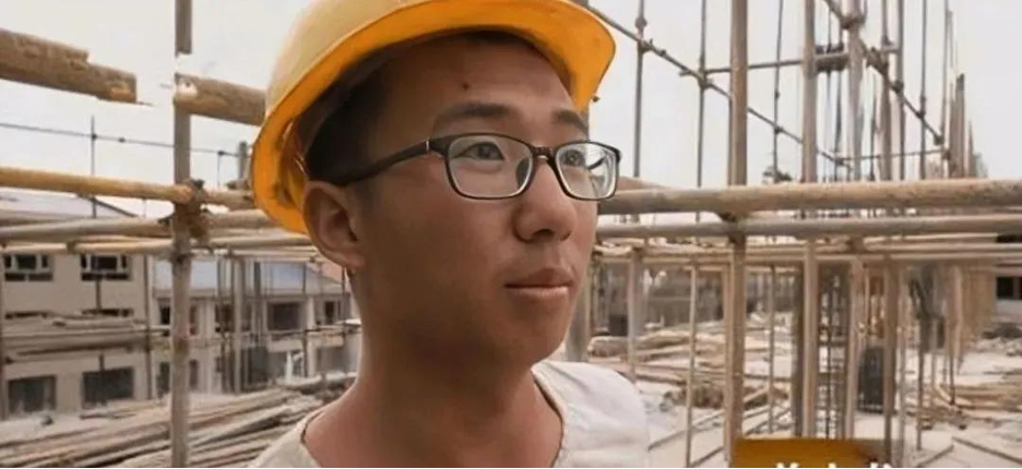 Nhận xét đề thi ĐH quá dễ, nam sinh vừa ôn tập vừa làm công nhân nhận số điểm không ai ngờ đến: Bật khóc ngay tại công trường- Ảnh 2.
