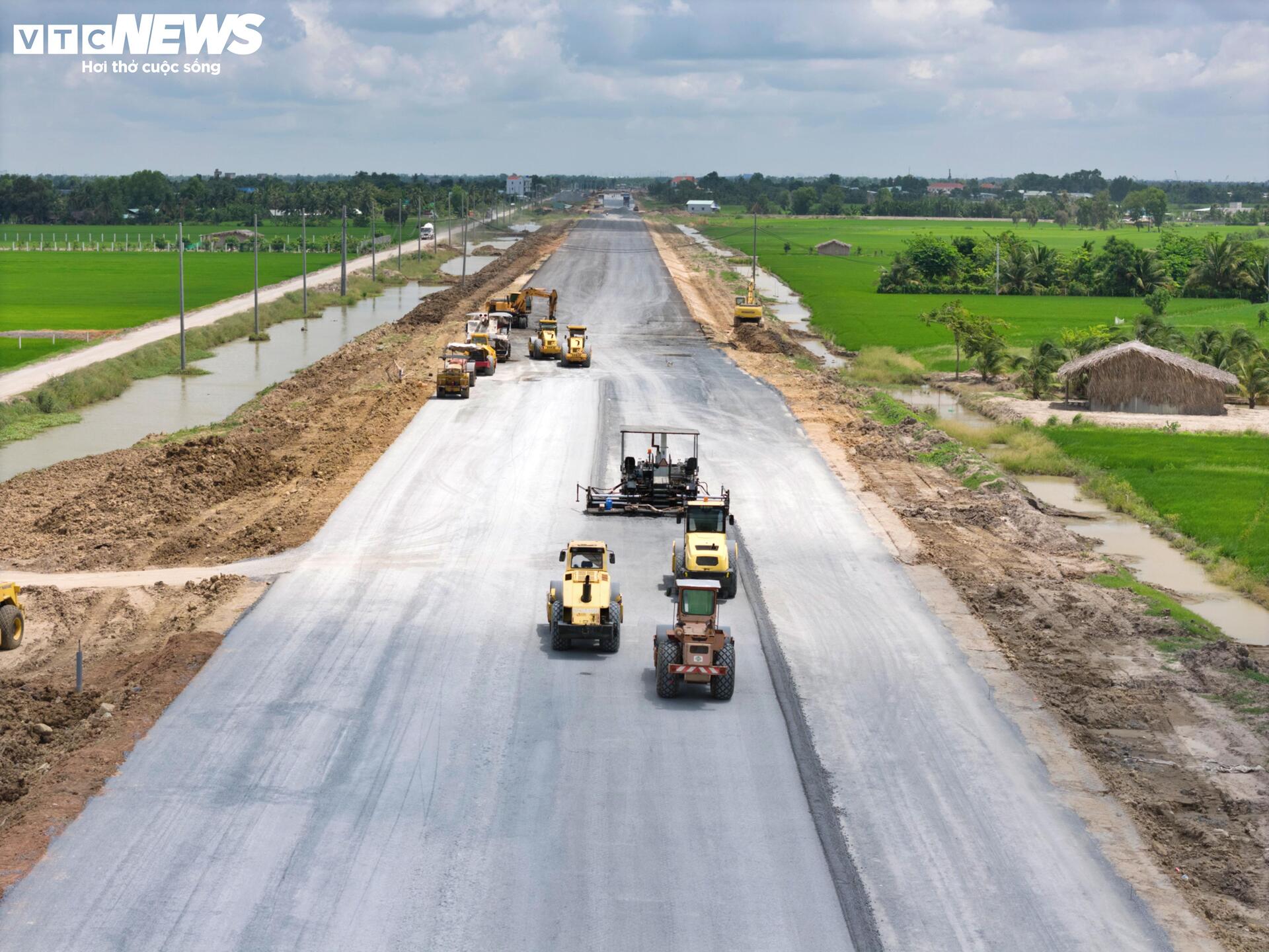 Cận cảnh nút giao nối 3 cao tốc nghìn tỷ trước ngày thông xe kỹ thuật- Ảnh 9. Cận cảnh nút giao nối 3 cao tốc nghìn tỷ trước ngày thông xe kỹ thuật- Ảnh 9.
