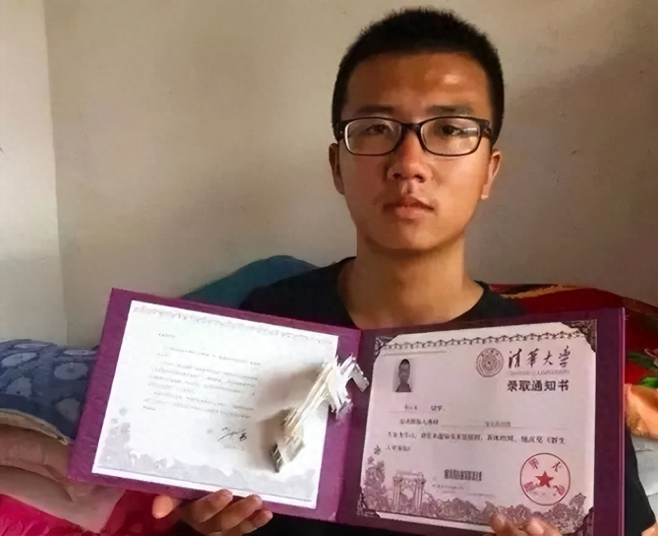 Nhận xét đề thi ĐH quá dễ, nam sinh vừa ôn tập vừa làm công nhân nhận số điểm không ai ngờ đến: Bật khóc ngay tại công trường- Ảnh 1.