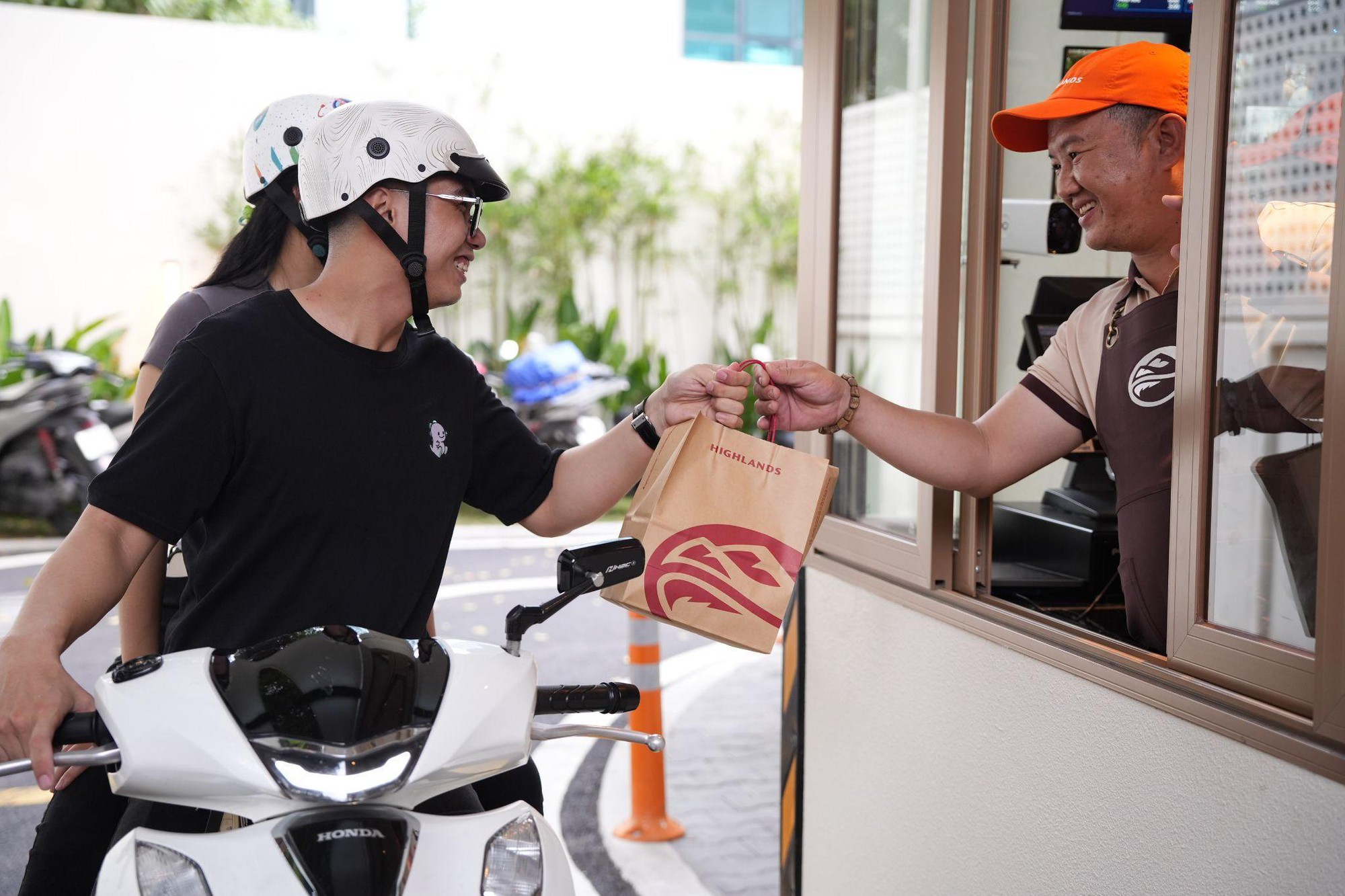 Highlands tái thiết trải nghiệm cà phê hiện đại với Drive-Thru thân thiện mọi phương tiện- Ảnh 1.