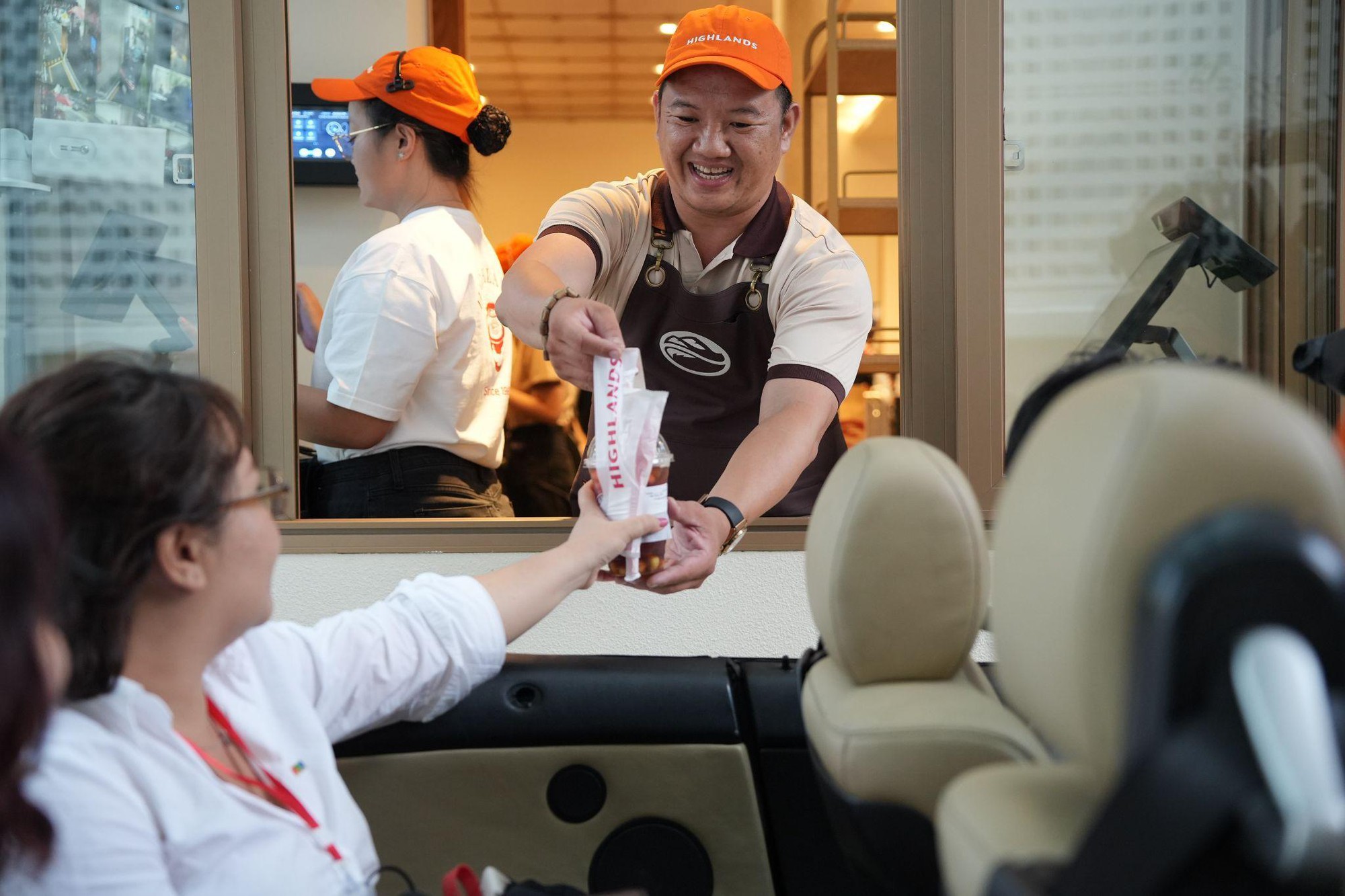 Highlands tái thiết trải nghiệm cà phê hiện đại với Drive-Thru thân thiện mọi phương tiện- Ảnh 2.