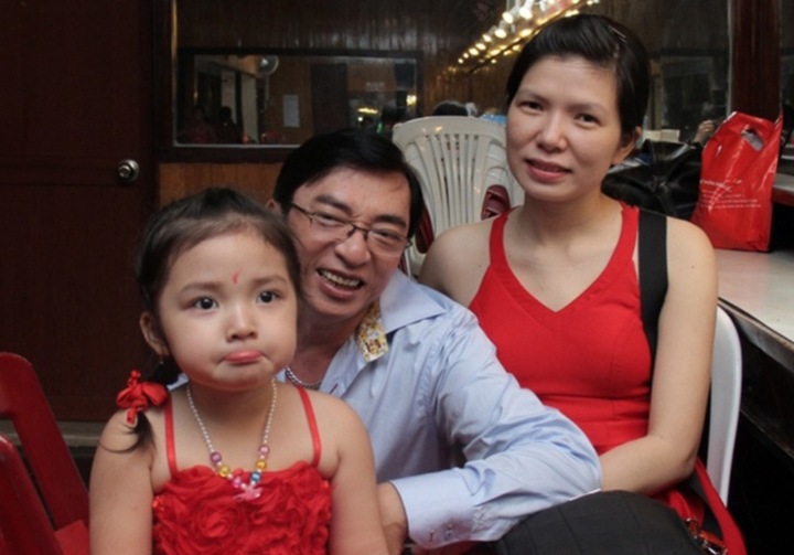 'Hoàng tử nhạc Việt' từng là thợ sửa máy in, giờ kín tiếng bên vợ kém 24 tuổi- Ảnh 3. 'Hoàng tử nhạc Việt' từng là thợ sửa máy in, giờ kín tiếng bên vợ kém 24 tuổi- Ảnh 3.