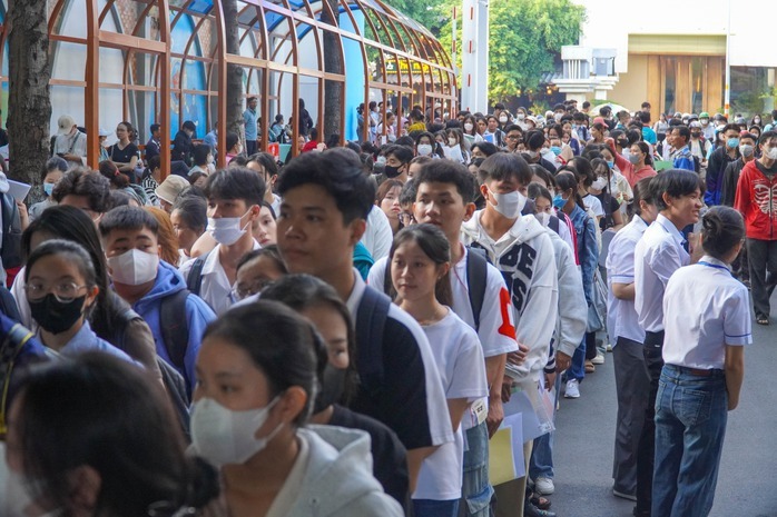 Nhiều trường ĐH công bố điểm sàn xét tuyển thấp bất ngờ- Ảnh 2. Nhiều trường ĐH công bố điểm sàn xét tuyển thấp bất ngờ- Ảnh 2.