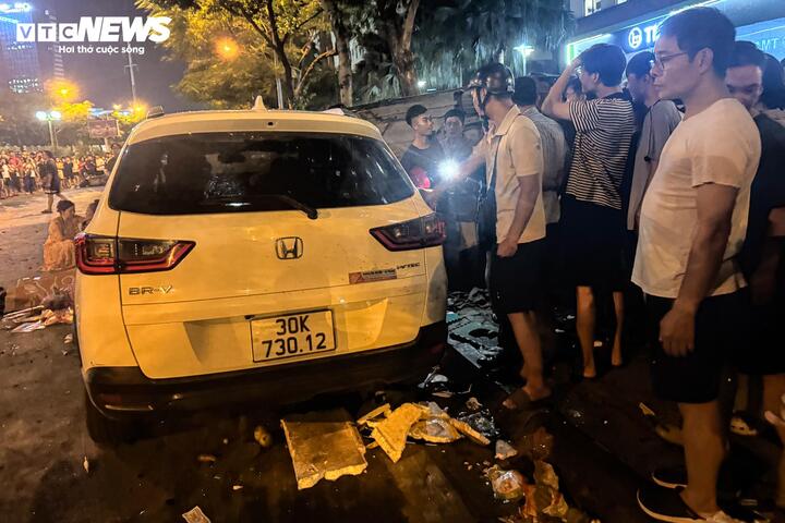 Ô tô điên đâm liên hoàn, 1 người tử vong: Tài xế đi ngược chiều hơn 500m- Ảnh 5. Ô tô điên đâm liên hoàn, 1 người tử vong: Tài xế đi ngược chiều hơn 500m- Ảnh 5.