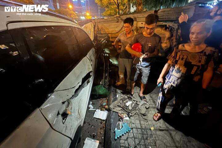 Ô tô điên đâm liên hoàn, 1 người tử vong: Tài xế đi ngược chiều hơn 500m- Ảnh 2. Ô tô điên đâm liên hoàn, 1 người tử vong: Tài xế đi ngược chiều hơn 500m- Ảnh 2.